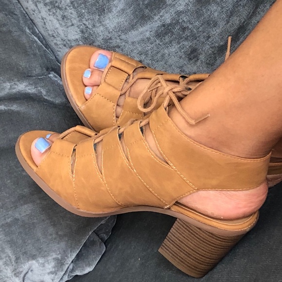 Tan color cage heels - Picture 2 of 6